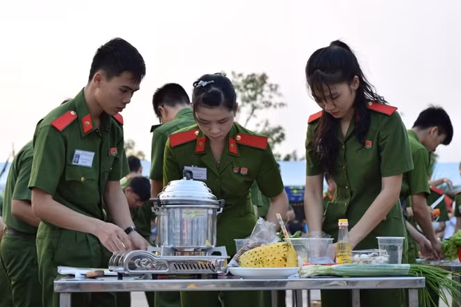 Đội thi tranh thủ hoàn thành phần thi trong những phút cuối cùng