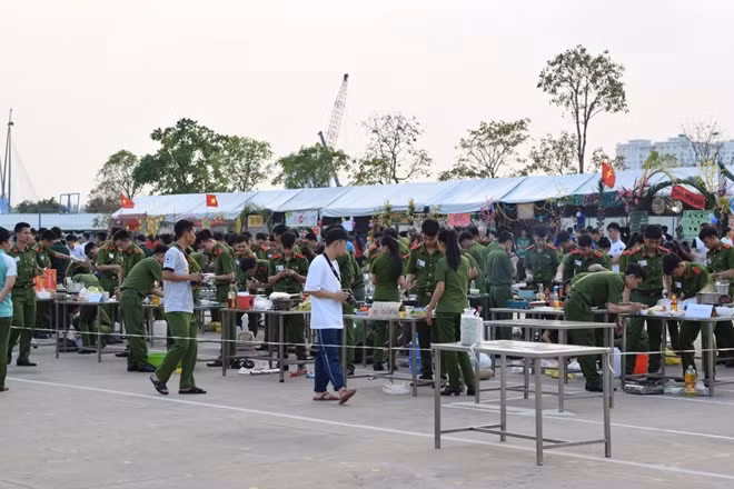 Các đoàn viên thanh niên tích cực tham gia hoạt động
