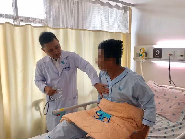Bác sỹ Trần Thanh Vỹ đang thăm khám cho bệnh nhân Bác sỹ Trần Thanh Vỹ đang thăm khám cho bệnh nhân