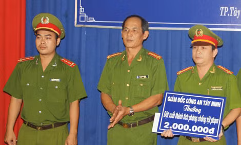 Đại diện lãnh đạo Tổng cục Cảnh sát khen thưởng các tập thể.