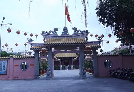 Chùa Ông hay còn gọi Thất Phủ có miếu ở Cù Lao Phố, một ngôi chùa hoa sớm nhất ở Nam Bộ.