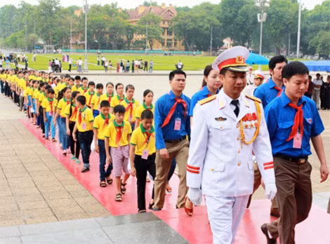 Đoàn đại biểu cháu ngoan Bác Hồ tỉnh Nghệ An đến Quảng trường Ba Đình lịch sử vào lăng viếng Bác (ảnh Báo Nghệ An). Đoàn đại biểu cháu ngoan Bác Hồ tỉnh Nghệ An đến Quảng trường Ba Đình lịch sử vào lăng viếng Bác (ảnh Báo Nghệ An).