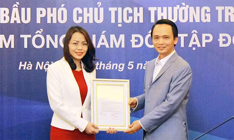 Chủ tịch HĐQT FLC Trịnh Văn Quyết trao quyết định bổ nhiệm cho bà Hương Trần Kiều Dung.