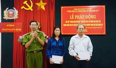 Đại diện Trung tâm Truyền hình, điện ảnh CAND và nhà tài trợ Tân Hiệp Phát trao tặng quà cho người thân hai chiến sỹ Quang và Duy do đang điều trị vết thương không có mặt.