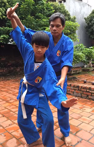 Ông Sơn đang dạy võ cho học trò của mình.