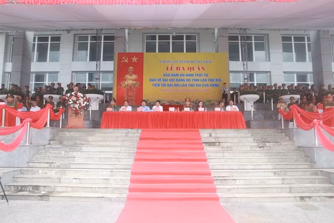 Đồng chí Nguyễn Văn Phóng phát động Lễ ra quân bảo đảm ANTT phục vụ Đại hội Đảng bộ tỉnh Hưng Yên lần thứ XIX, tiến tới Đại hội đại biểu toàn quốc lần thứ XIII của Đảng