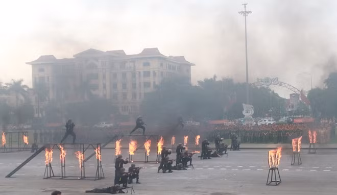 Lực lượng Cảnh sát cơ động phô diễn khả năng tấn công trấn áp tội phạm tại lễ ra quân