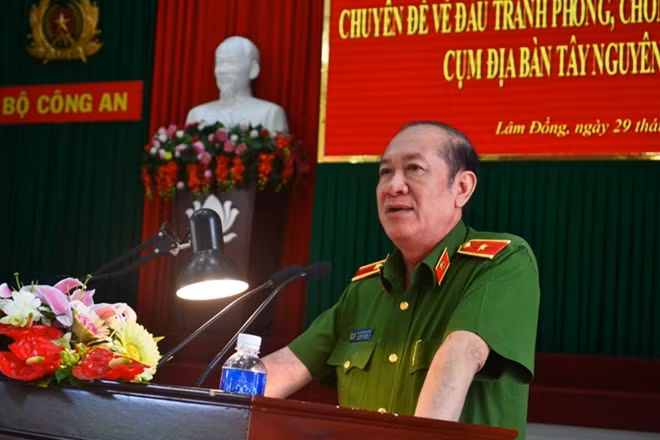 Đồng chí Thiếu tướng Nguyễn Phi Hùng phát biểu tại hội nghị