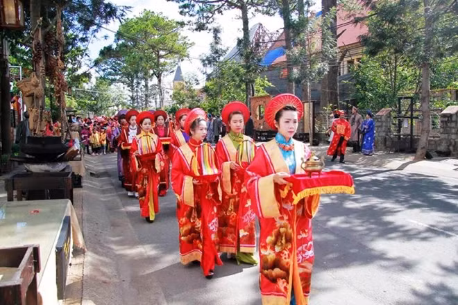 Nghi thức hành hương dâng quả phúc tổ tiên về Đức Tổ nghề thêu