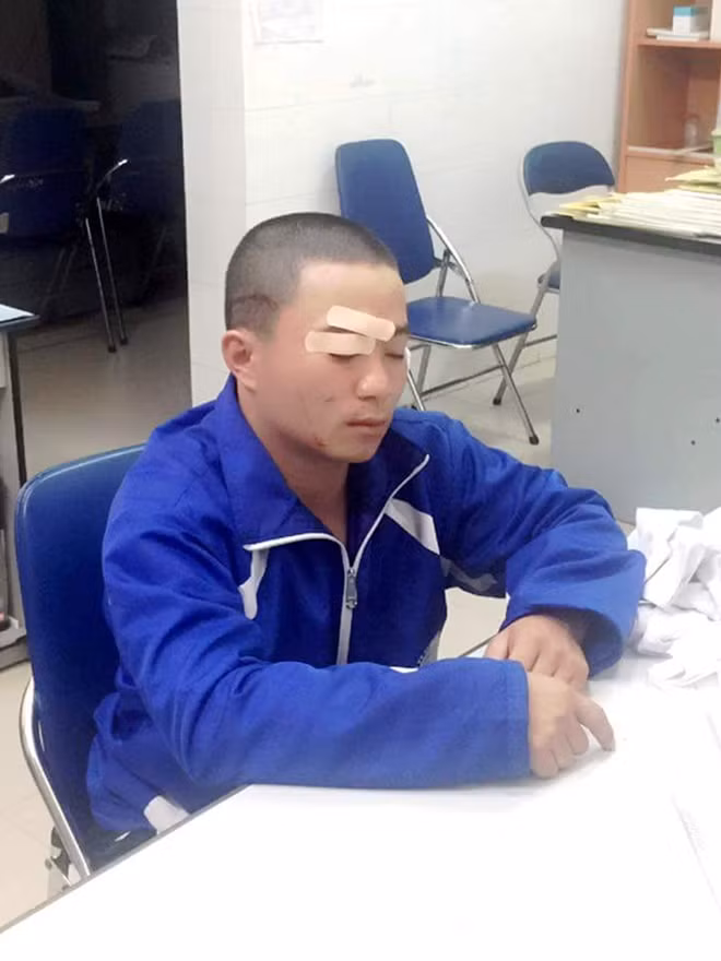Tài xế Kiều Quốc Trung đang trình báo sự việc cho cơ quan công an
