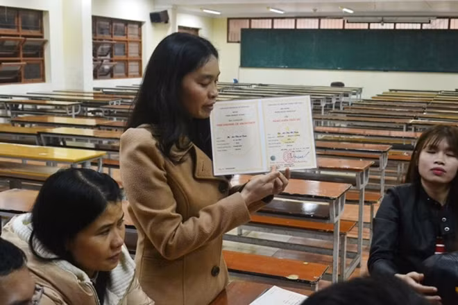 Bà Đoàn Thị Kim Dung giải thích thông tin trên bằng tốt nghiệp cho các tân kiến trúc sư