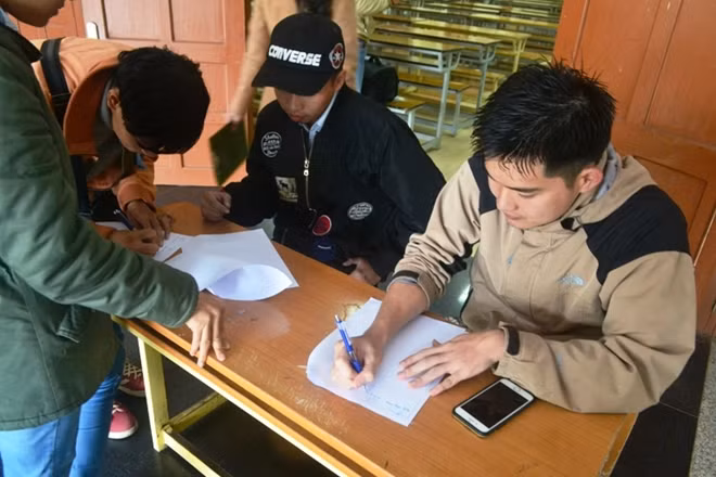 Sinh viên ký vào đơn kiến nghị yêu cầu Trường ĐH Yersin Đà Lạt giải thích rõ sự việc.