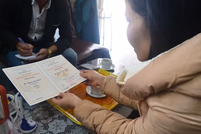Bà Đoàn Thị Kim Dung giải thích "thông tin lạ" trên bằng tốt nghiệp.