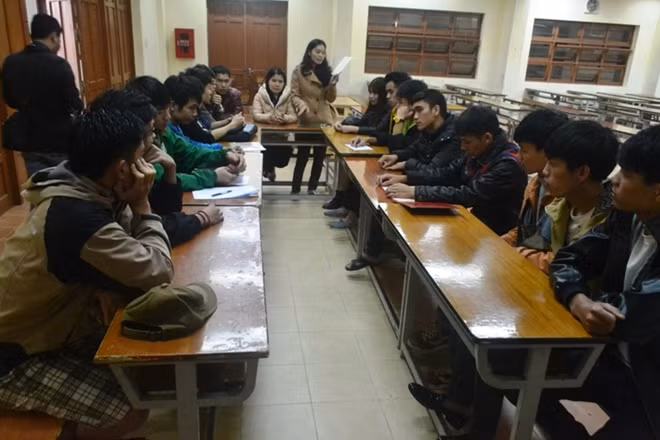 Một số tân kiến trúc sư tới yêu cầu nhà trường phải giải thích rõ sự cố trên bằng tốt nghiệp.