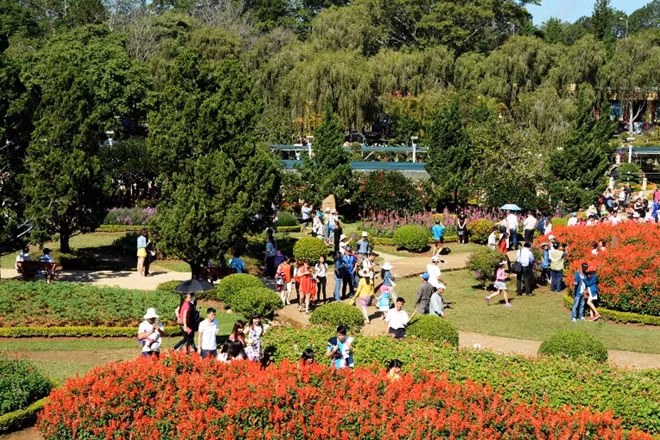 Du khách đang kéo đến với Đà Lạt ngày một đông.