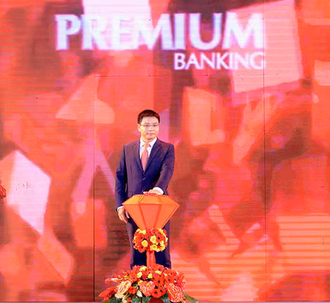 Chủ tịch HĐQT VietinBank Nguyễn Văn Thắng nhấn nút công bố dịch vụ VietinBank Premium Banking.