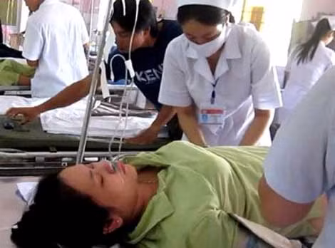 Nhiều công nhân phải cấp cứu sau vụ ngộ độc.