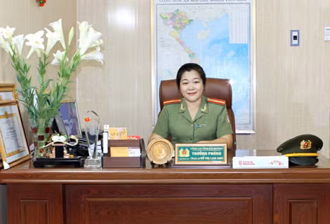 Thiếu tá Vũ Thị Lan Anh trong một ngày làm việc.