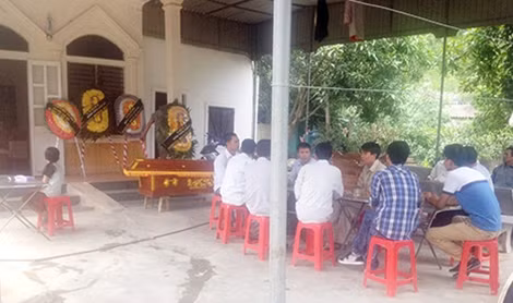 Gia đình ông Châu đang chuẩn bị mai táng.