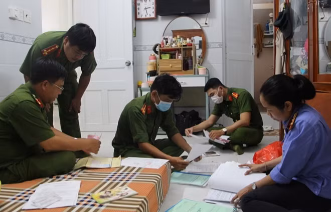 Cơ quan Công an khám xét thu giữ nhiều tài liệu liên quan đến vụ án.