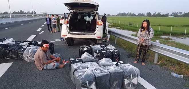 Đối tượng Đạt và Bê cùng tang vật.