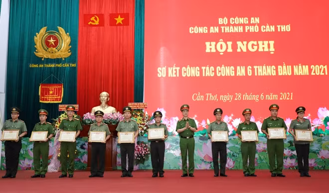 Thứ trưởng Nguyễn Duy Ngọc trao danh hiệu "Chiến sĩ thi đua toàn lực lượng CAND" cho CBCS Công an TP Cần Thơ.