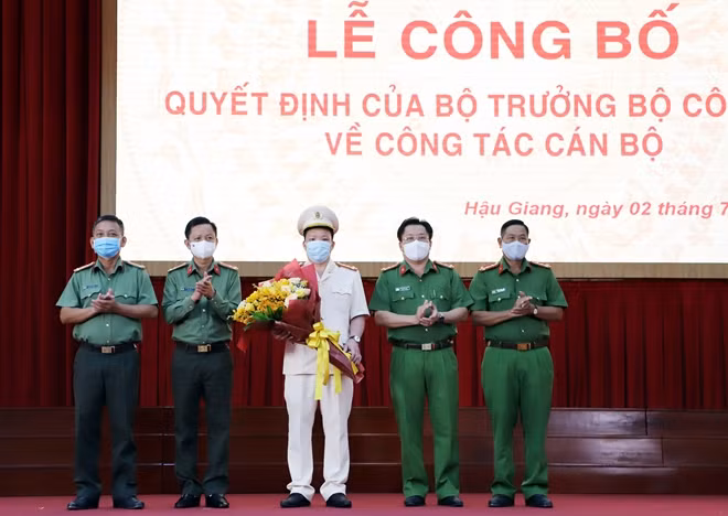 Ban Giám đốc Công an tỉnh Hậu Giang tặng hoa chúc mừng Đại tá Nguyễn Văn Thắng.