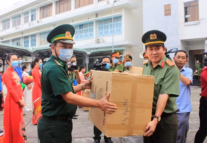 Đại tá Đinh Văn Nơi tặng 20.000 khẩu trang y tế cho lực lượng phòng, chống dịch trên tuyến biên giới.