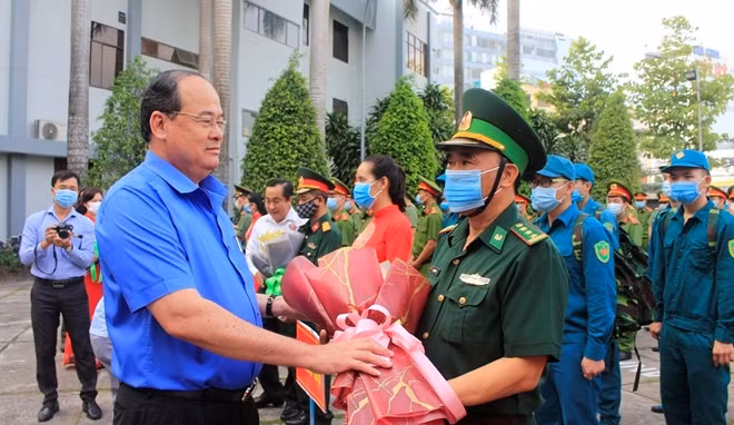 Chủ tịch UBND tỉnh An Giang Nguyễn Thanh Bình động viên CBCS khắc phục khó khăn, hoàn thành nhiệm vụ phòng, chống dịch COVID-19 trên tuyến biên giới.