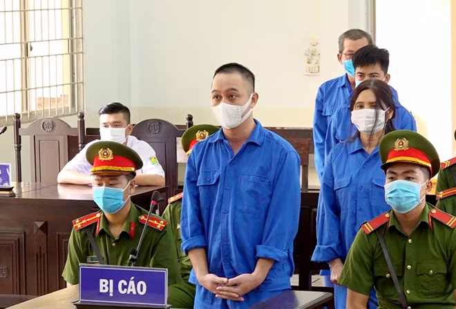 Bị can Út và đồng bọn tại tòa.