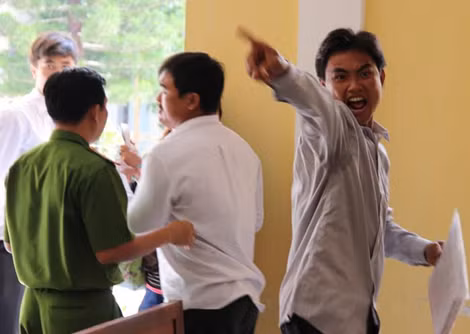 Phía bị hại la lối om xòm sau khi nghe Tòa tuyên án.