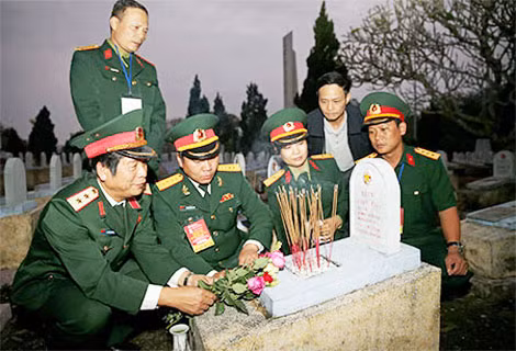 Đồng đội viếng mộ Liệt sĩ Lê Đình Dư.