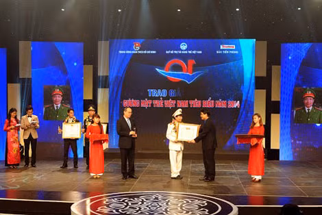 Đồng chí Nguyễn Thiện Nhân - Chủ tịch Ủy ban TW MTTQ Việt Nam và đồng chí Nguyễn Đắc Vinh, Bí thư Thứ nhất Trung ương Đoàn trao Giải thưởng “Gương mặt trẻ Việt Nam năm 2014” cho Thiếu tá Phan Mạnh Hùng.
