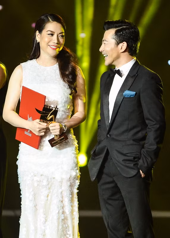 Trương Ngọc Ánh nhận giải nữ chính cho phim "Hương Ga", bộ phim gây sốt phòng vé năm 2014.