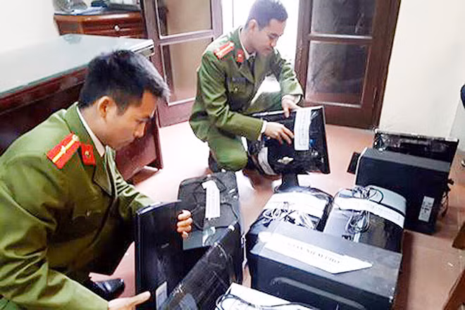 Công an huyện Đông Anh thu giữ tang vật của vụ án.
