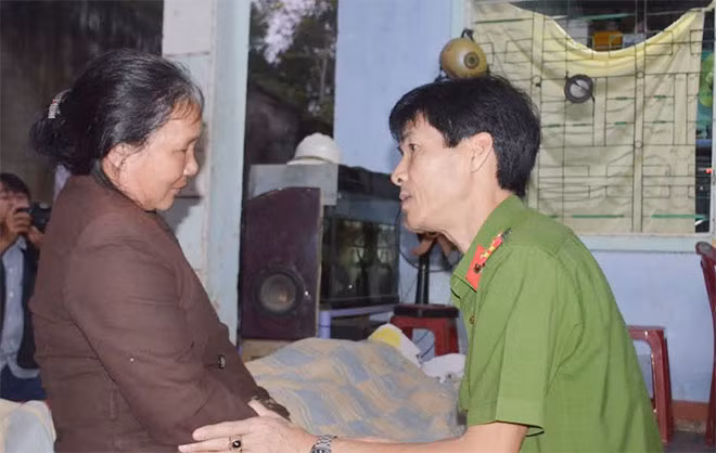 Lãnh đạo Công an tỉnh Quảng Ngãi động viên, chia sẻ với gia đình nạn nhân.