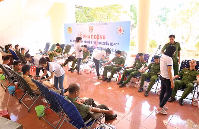 Cán bộ Chiến sĩ Công an Đắk Nông tham gia hiến máu tình nguyện.