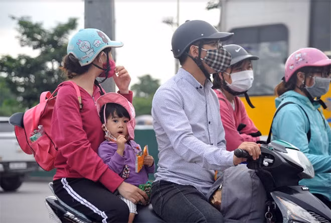 Chủ yếu bằng xe máy, với nhiều đồ đạc lỉnh kỉnh.
