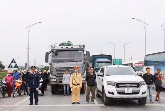 Người dân chú ý nhường đường cho xe ưu tiên trong thời gian diễn ra các hoạt động kỷ niệm.