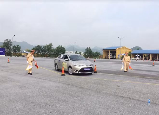 Các lái xe tham gia thi thực hành.