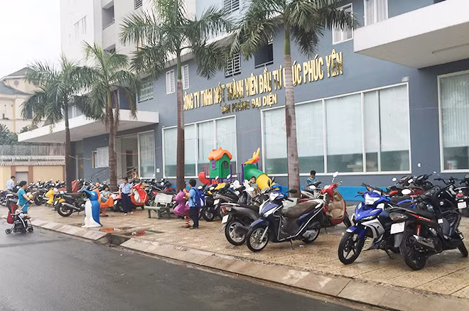 Xe máy của người dân để tràn ra vỉa hè ở một tòa nhà chung cư.