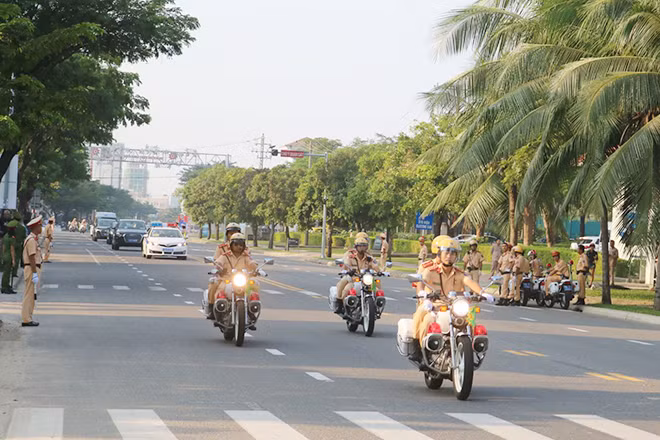 Các cán bộ chiến sĩ CSGT dẫn đoàn lãnh đạo cao cấp nước ngoài đến thăm Việt Nam.