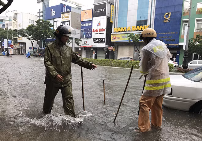 Cán bộ chiến sĩ Công an cắm biển báo hố ga trên đường phố Đà Nẵng.