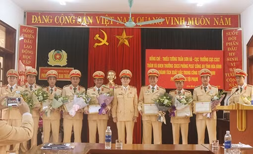 Khen thưởng CSGT Hòa Bình trong vụ bắt đối tượng vận chuyển ma túy