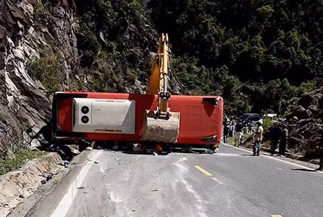 Hiện trường vụ lật xe trên đèo Khánh Lê, Khánh Hòa.