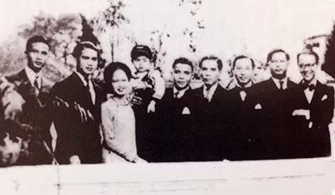 Ông bà Phan Anh - Đỗ Thị Thao và các bạn trong ngày cưới (1939) – Tư liệu gia đình ông Phan Tân Hội.