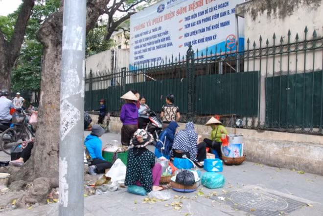 Thức ăn đường phố bán trên vỉa hè trước cổng Bệnh viện K.
