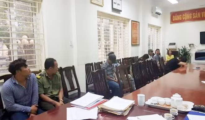 Các cò vé bị Đội CSHS Công an quận Nam Từ Liêm đưa về trụ sở.