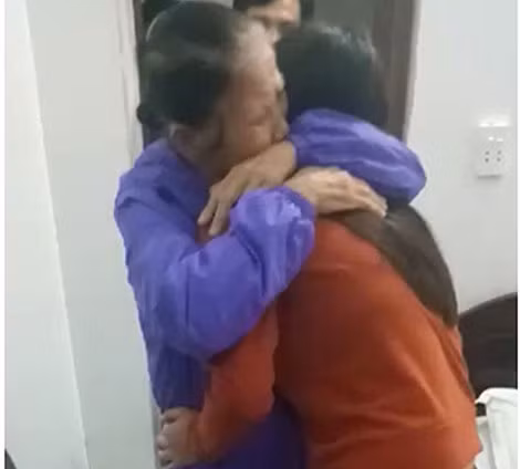 Chị Nguyễn Thị Xuân trong vòng tay của mẹ sau 16 năm “mất tích”.