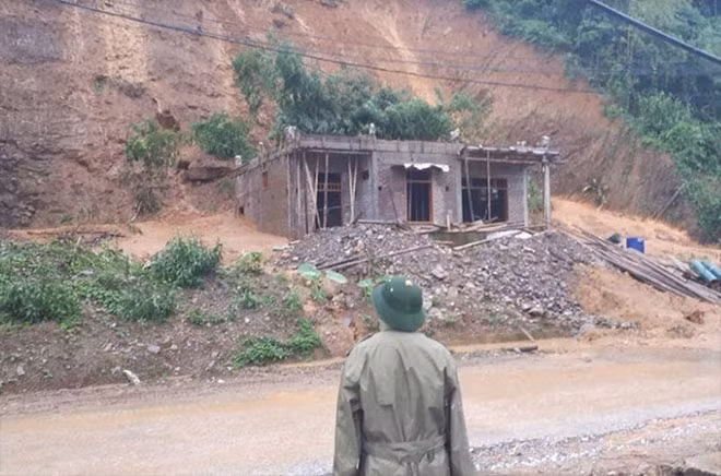 Một hộ gia đình bị đất đá sạt lở từ phía đồi cao xuống sau nhà gây sập tường.